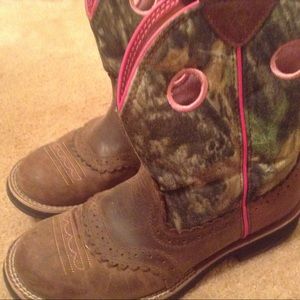 Ariat camo cowboy boots